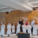 przedszkolaki ze swoimi Paniami nauczycielkami