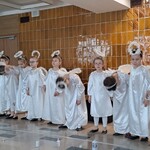 aktorzy kłaniają się na koniec przedstawienia