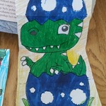 Dinozaur w niebieskim jajku w białe kropki.jpg