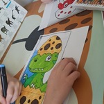 Dzieci malują  mazakami dinozaury.jpg