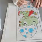 dziecko koloruje dinozaura w jajku w kropki.jpg
