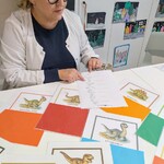 Nauczyciel tłumaczy zasady zabawy w liczenie dinozaurów.jpg