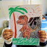 Uczeń pokazuje swoją pracę - dinozaur z palmą.jpg