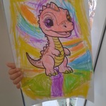 Uśmiechnięty dinozaur na tęczowym tle.jpg