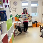 Nauczyciel pokazuje numery alarmowe
