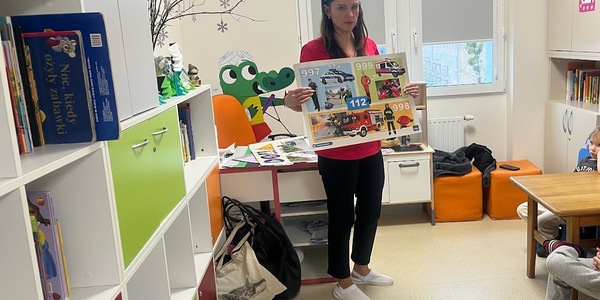 Nauczyciel pokazuje numery alarmowe