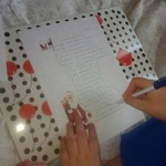 Dziecko przechodzi przez labirynt