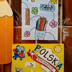 prace konkursowe polski i plastyka- ekspozycja na scianie