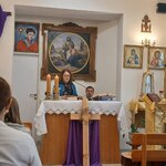 Katechetka śpiewa psalm w kaplicy UDSK