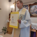 Ksiądz Marek ukazuje ilustrację do stacji Drogi Krzyżowej