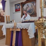 Ksiądz rekolekcjonista odtwarza piosenkęo św. Franciszku