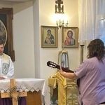 Nauczycielki uświetniają nabożeństwo grą na instrumentach