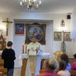 Uczeń odczytuje rozważania stacji Drogi Krzyżowej