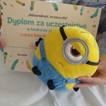 Dziecko pokazuje swoją nagrodę