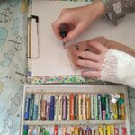 Dziewczynka projektuje skarpetkę pastelami