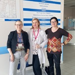 Nauczyciele w kolorowych skarpetkach na terenie szpitala