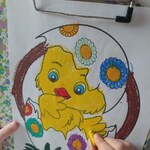 Dziecko koloruje kurczaka