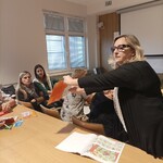Agnieszka Grabowska pokazuje książki