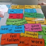 Uczniowie układają puzzle ćwiczą odmianę czasoników nierugalnych w j.angielskim