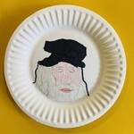 Portret na papierowym talerzu