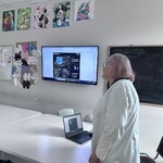 Pani Ania przedstawia przebieg misji Artemis II -start z Florydy, wejście na orbitę okołoziemską, manewry podnoszenia orbity, przelot w stronę Księżyca (maksymalnie 4070 mil od powierzchni), okrążenie go i powrót na Ziemię, kończący się wodowaniem na Oceanie Spokojnym.