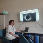 Pani Gosia omawia wrażenia, jakie towarzyszyły astronautom podczas misji, widzieli m.in. zaćmienie Słońca przez Księżyc. 