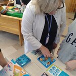 Agnieszka Grabowska tłumaczy zasady gry Kotełki