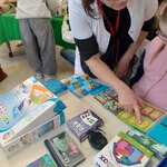 Alina Zińczuk tłumaczy zasady gry Robaczki