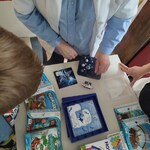 Ania Łaszcz tłumaczy zasady gry Gwiezdna ucieczka