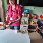 nauczycielka wyjaśnia doświadczenie z jajkiem