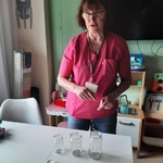 nauczycielka wprowadza w doświadczenie ze świecami