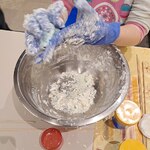 Ręce dziecka w rękawiczkach zagniatającego slime.