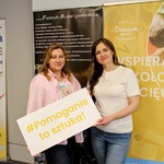 Nauczycielki trzymają napis Pomaganie to sztuka