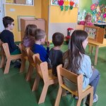 Dzieci z zainteresowaniem oglądają teatrzyk.