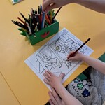 Ręce dziecka kolorującego obrazek do prezentowanej wcześniej bajki.