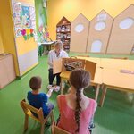 Dzieci oglądają teatr kamishibai