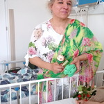 Nauczycielka jako zajączek prowadzi zabawę z instrumentami i śpiewem