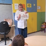Nauczycielka prezentuje ilustrację roweru do wiersza Jana Brzechwy „Przyjście wiosny”