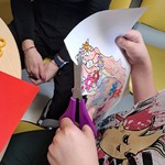 Ręce dziecka wycinającegoobrazek Pani Wiosny