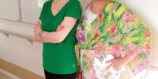 Wspólne zdjęcie nauczycielek w przebraniach za zwierzaki kojarzące się z wiosną