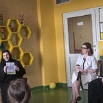 Siostra Katarzyna pokazuje przetłumaczoną przez siebie książkę