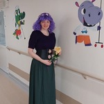 Nauczycielka w przebraniu za Panią Wiosnę