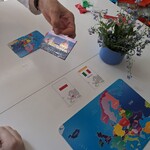 nauczycielka pokazuje magnes z katedrą we Florencji