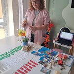 nauczycielka podsumowuje zajęcia i dziękuje uczestnikom