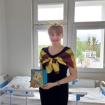 Nauczycielka w przebraniu za pszczółkę prezentuje książkę słowno-dźwiękową o owadach