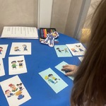 Dziewczynka segreguje obrazki