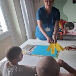 nauczycielka rozdaje zagadki o pszczołach