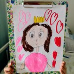 Portret mamy na serduszkowym tle