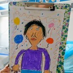 Portret mamy w fioletowej bluzce