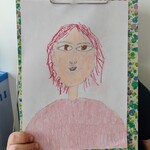 Portret mamy w różowych włosach